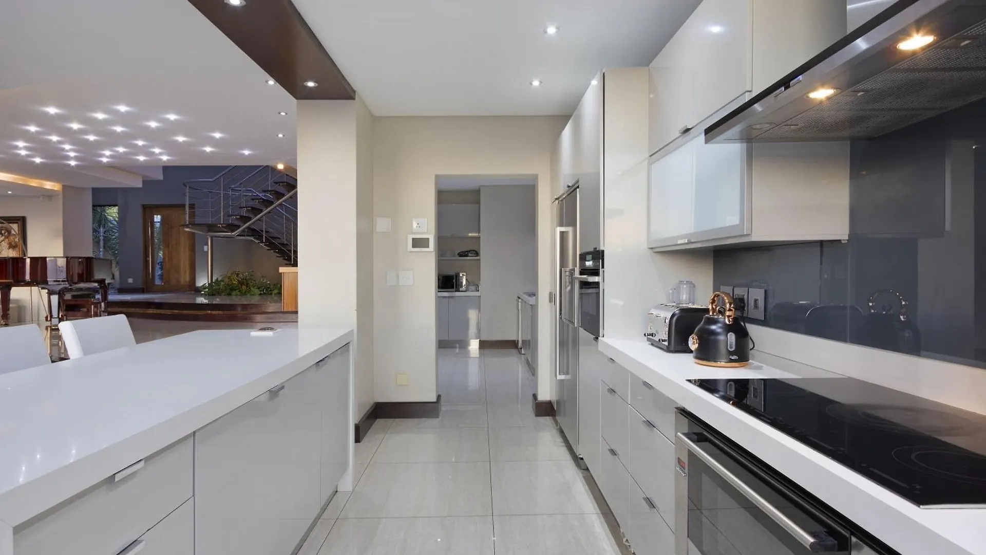 Baronetcy Kings Villa By Host Agents Plattekloof