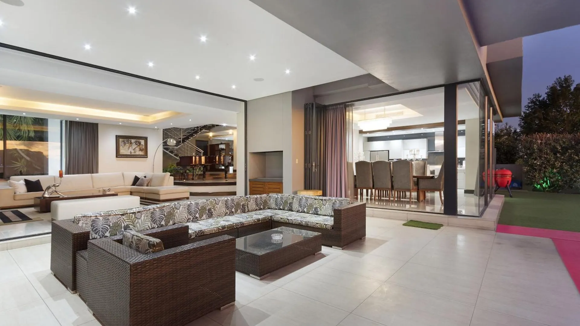 Baronetcy Kings Villa By Host Agents Plattekloof