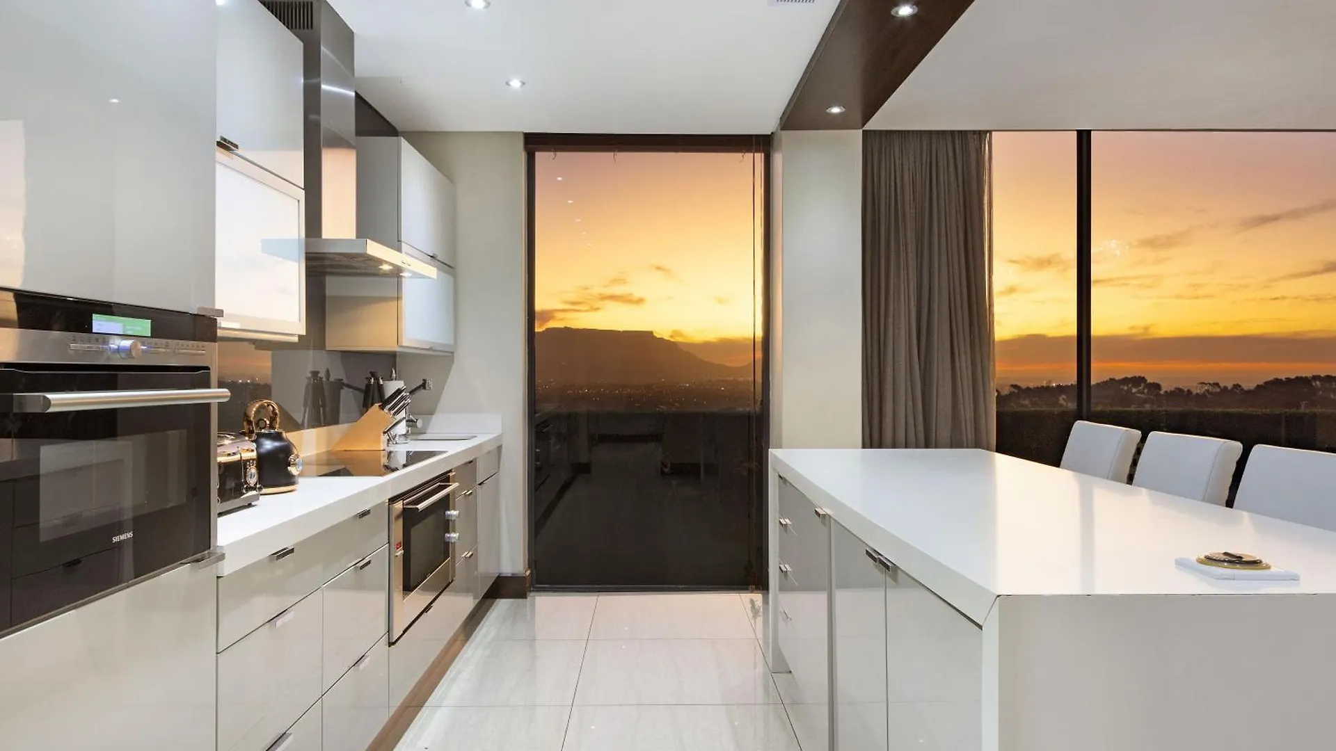 Baronetcy Kings Villa By Host Agents Plattekloof 0*,  Sudafrica