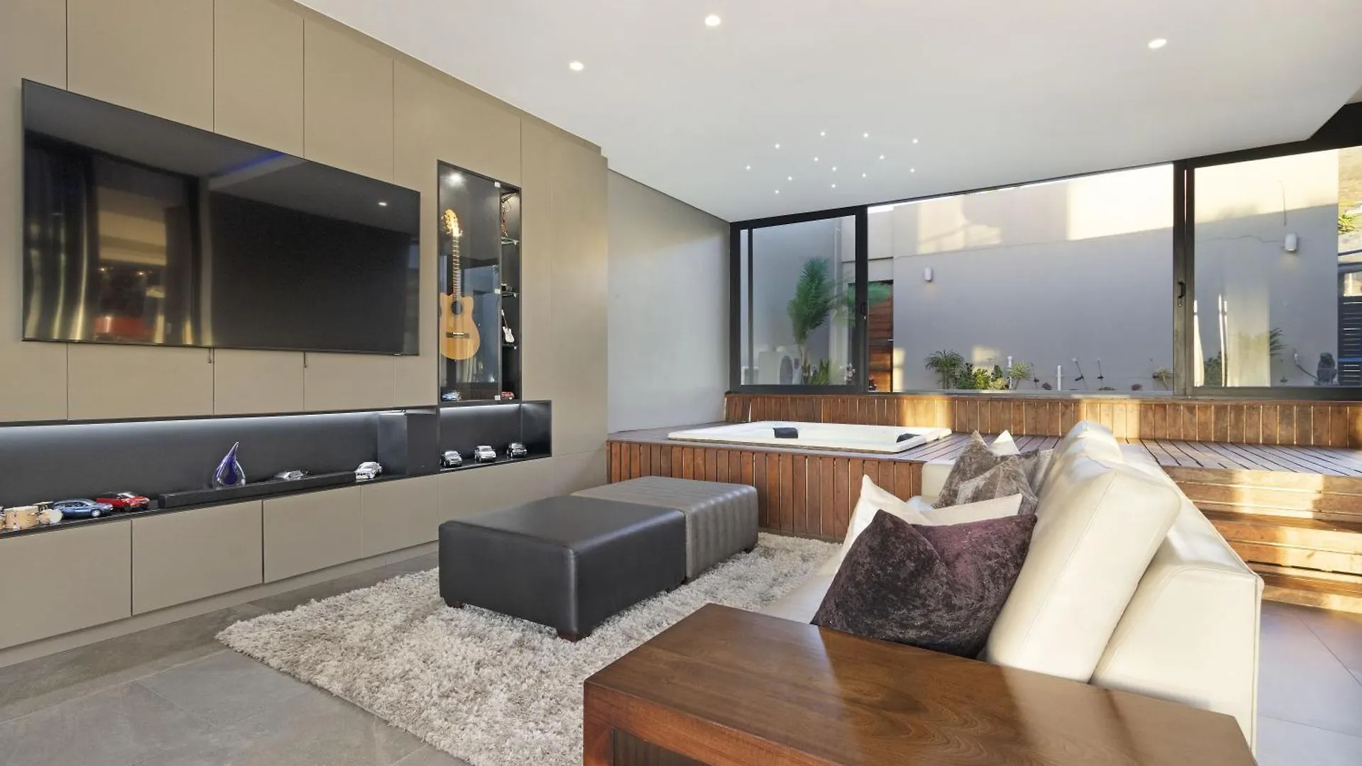Baronetcy Kings Villa By Host Agents Plattekloof