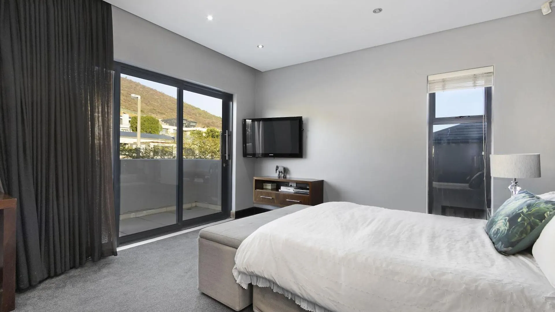 Baronetcy Kings Villa By Host Agents Plattekloof